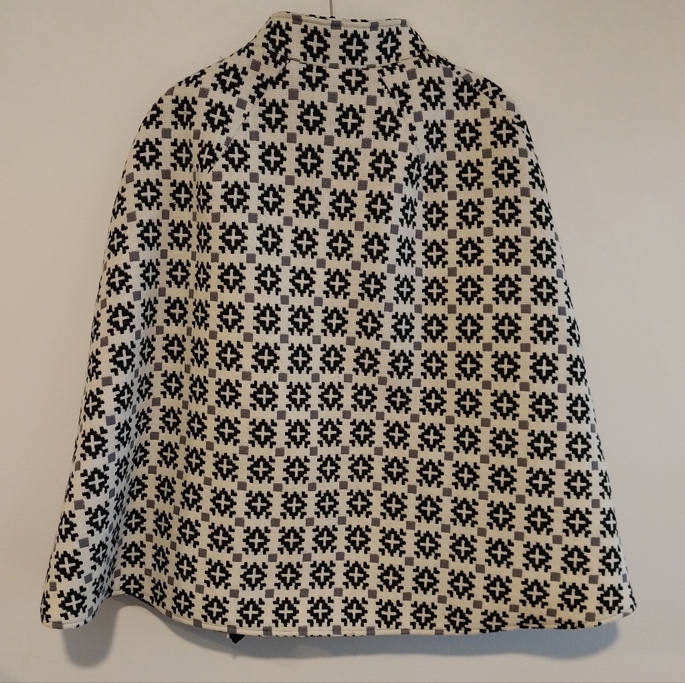 Welsh Woollens Vintage Black & Cream Pattern 100% Wool Snap Closure Cape - Picture 2 of 11